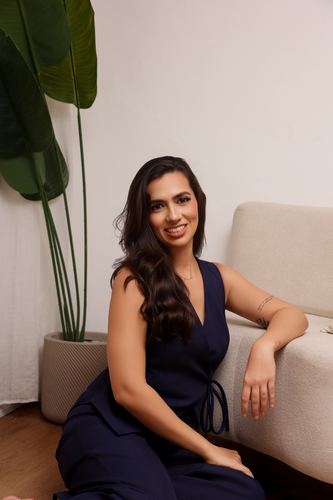 Jéssica Rocha, nutricionista, sentada no consultório